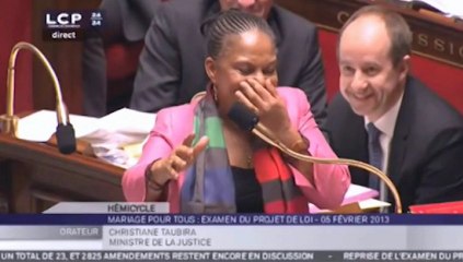 Taubira part en fou rire à l'Assemblée
