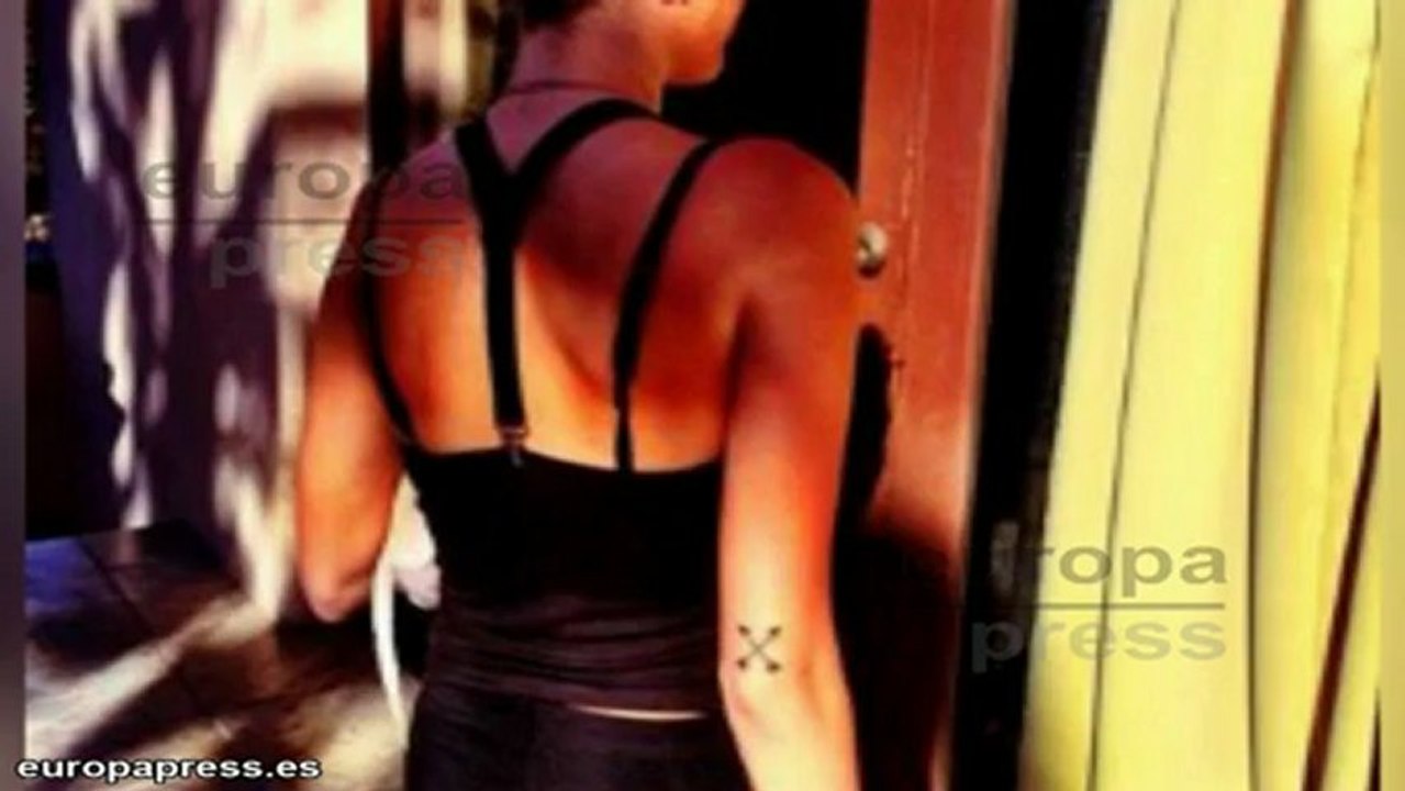 Miley Cyrus se tatúa dos flechas cruzadas