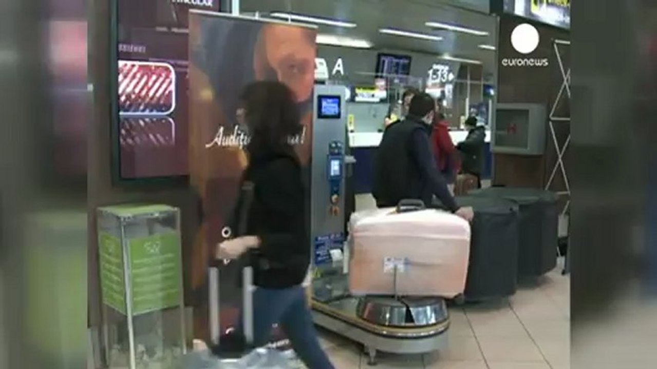 Flash mob music at Bucharest airport - no comment