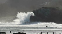 Fuerte oleaje en la playa de Palmera, Candás, Asturias