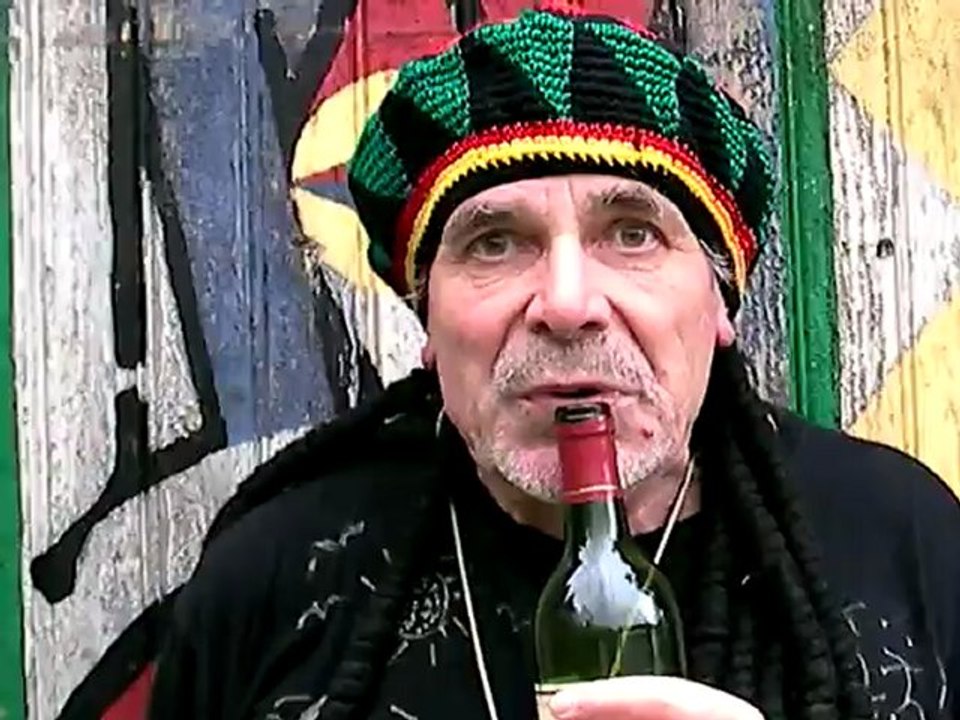 WHISTELING BOTTLE FOR A REGGAE