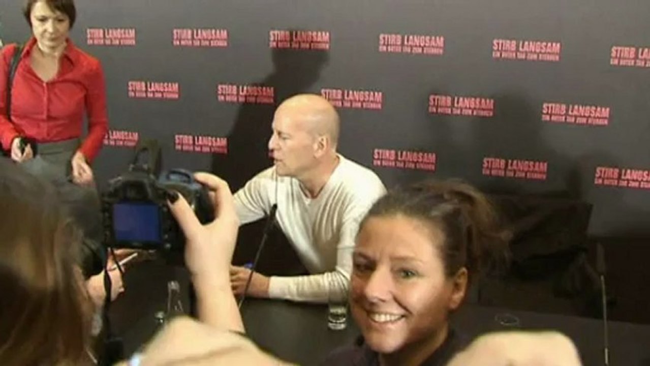 Bruce Willis defends Die Hard...and does a cat impression!