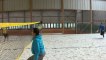 Exercices en Bretagne : service beach tennis et montée au filet pour Benjy