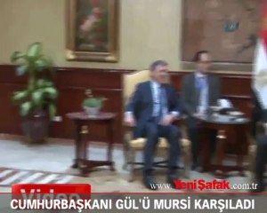 Cumhurbaşkanı Gül'ü Mursi karşıladı