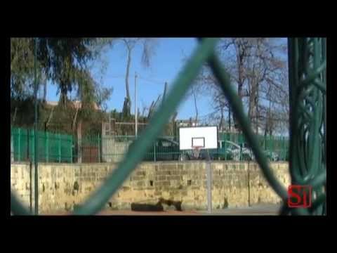 Napoli - Campo basket della scuola chiuso da tre anni (05.02.13)