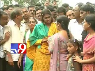 Sharmila restarts padayatra after leg injury heals