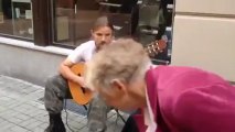 Croquinambourg : Un polonais chante dans la rue