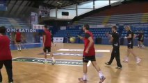 Handball - La Ligue tape du poing