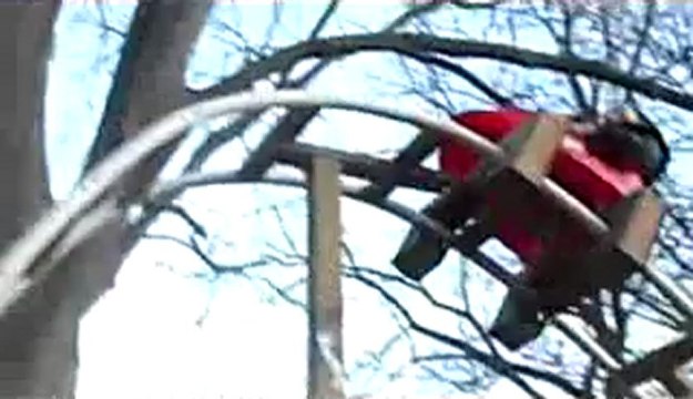 Vader maakt een achtbaan voor zijn dochter