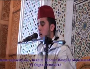 الشاب المقريء ابراهيم رابون خلال حفل عيد المولد البنوي بمسجد محمد السادس  وجدة