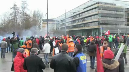 Manifestação de metalúrgicos acaba em confronto na  Europa
