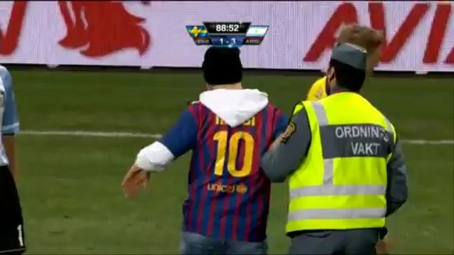 Barcelona fan invades the pitch to kiss Messi