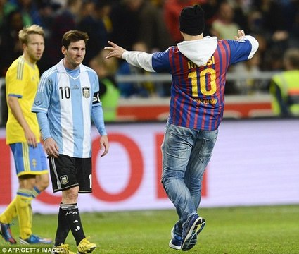 Un fan envahit le terrain et embrasse Lionel Messi !