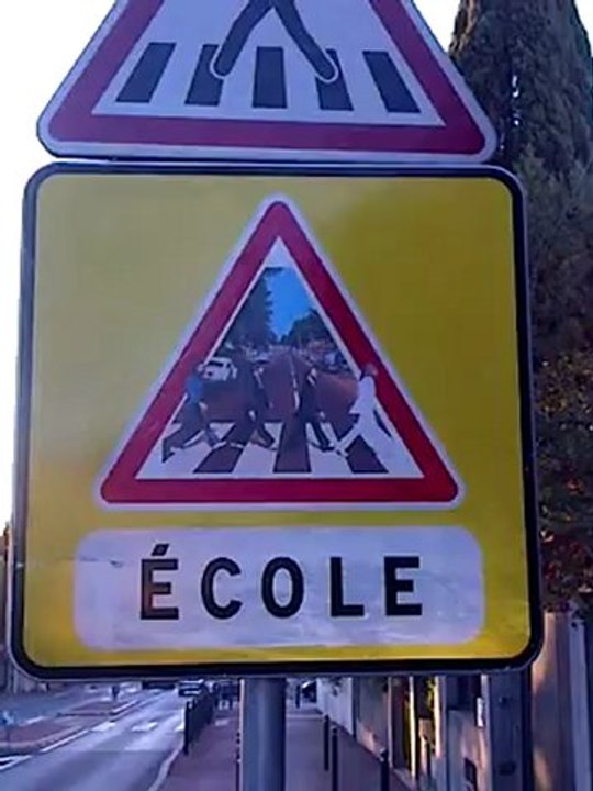 Nouveau panneau de signalisation routière