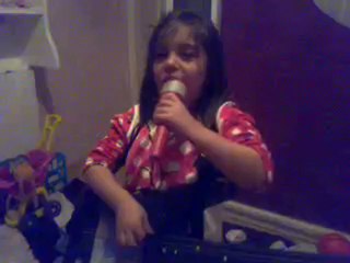 Benım canım kızım !... Bizim gibi o da Barış Manço'nun şarkılarıyla büyüyor..