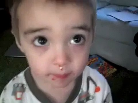 Enfant menteur mais mignon