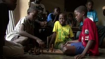 En Ouganda, une enfant du bidonville devenue étoile des échecs