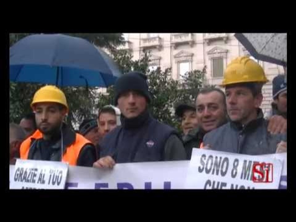 Napoli - Lo sciopero degli edili in piazza Municipio (07.02.13)