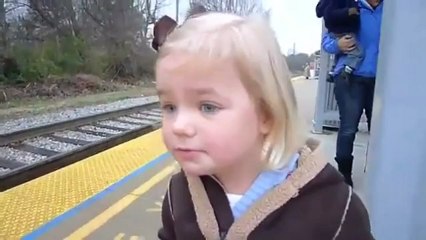 Regardez la joie de cette fillette qui prend le train pour la première fois