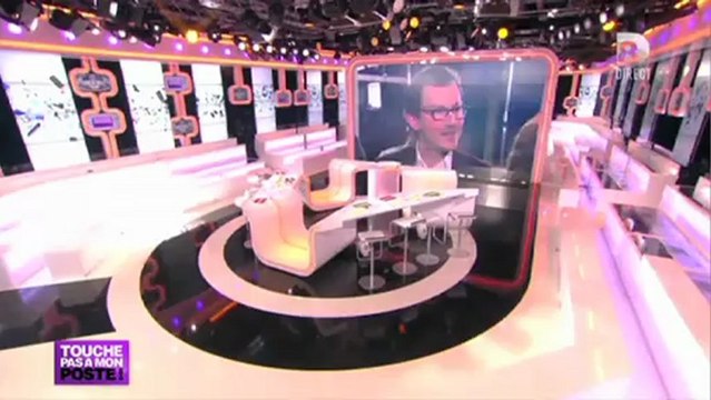 Quand Cyril Hanouna anime Touche pas à mon poste dans le hall de D8