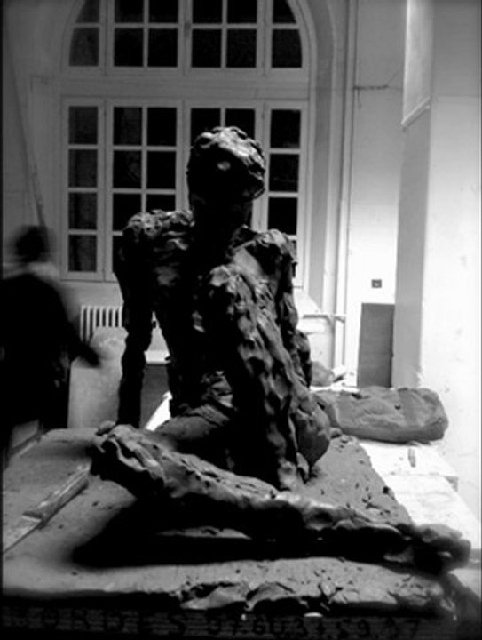 Modelage en argile femme assise en terre à modeler