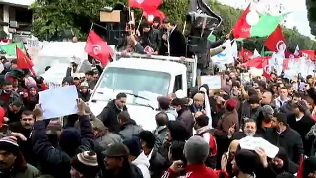 Supporters of Tunisia's ruling Islamists hold rally