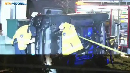 Automobilist crasht op groenstrook naast woonhuis - RTV Noord