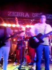 Pedro tocando con Los Decadente en Zebra - 10 de Febrero