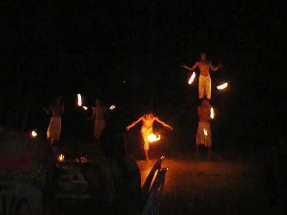 spectacle boules de feux sur plage en thailande 1