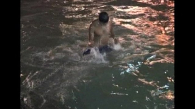 Hindus wash sins away in Ganges