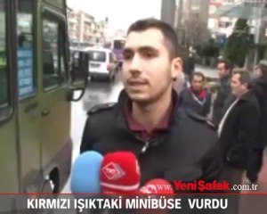 Kırmızı ışıkta bekleyen minibüse çarptı