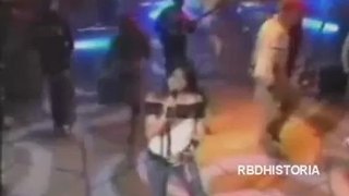 RBD en Homenaje Al Chespirito cantando Rebelde
