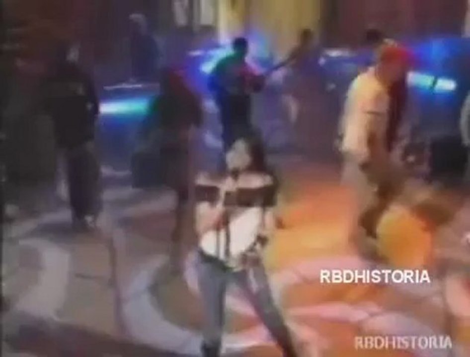 RBD en Homenaje Al Chespirito cantando Rebelde