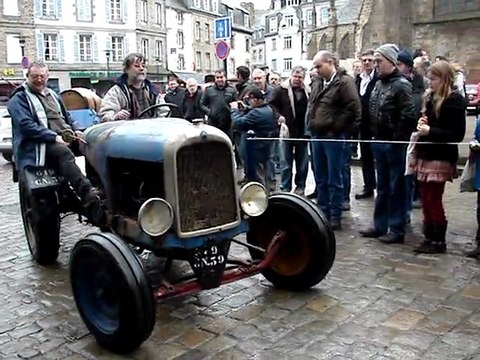 Montée de la rue Fardel avec un tracteur B14 CITROEN