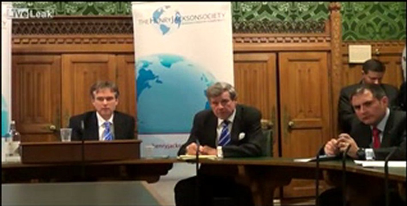 Attentat à la chaussure contre Paul Bremer, par un Irakien furieux !