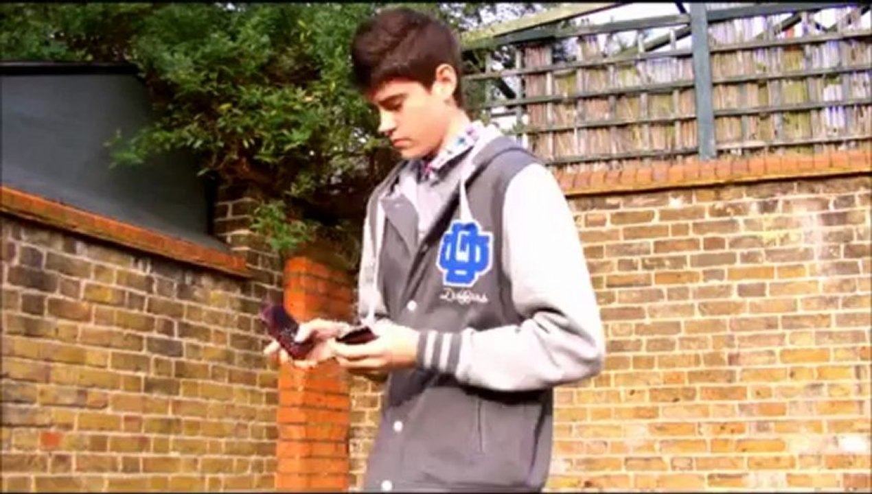 THE FUNNY SIDE: iPhone vs Blackberry test