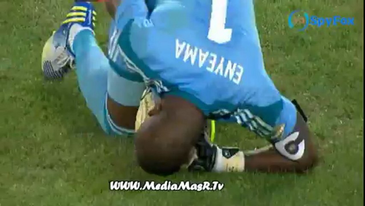 حارس نيجيريا يحضن الحكم - نهائى افريقيا 2013