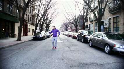 Il crée une chanson et un clip pour chercher un colocataire