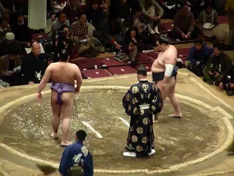 37ième Tournoi de Sumo à Tokyo - Combat de Sumo 4