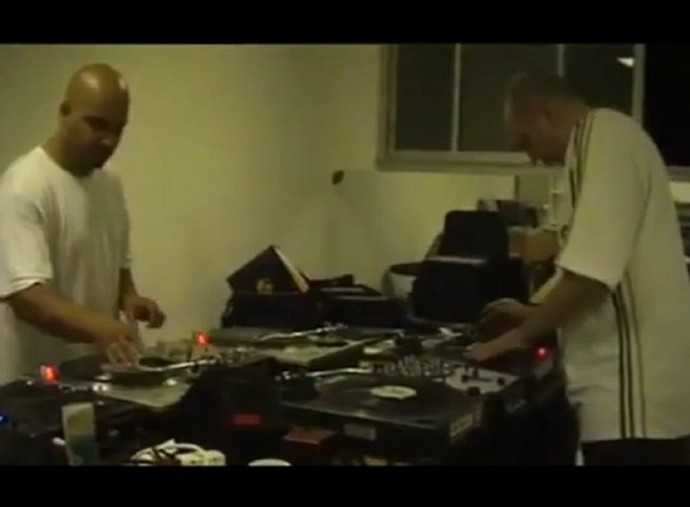 DJ GOLDFINGERS ET DJ POSKA INTRO RAP FRANCAIS LIVE (2004)