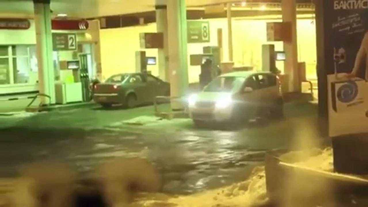 Como uma mulher "inteligentíssima" tira o gelo do vidro do carro