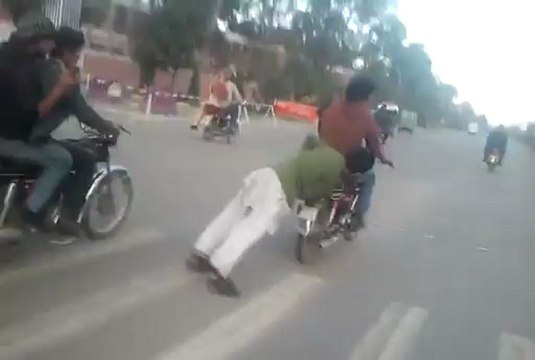 Trainer en moto au Pakistan