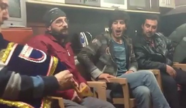 Tulum ile bir kız var nişan eden