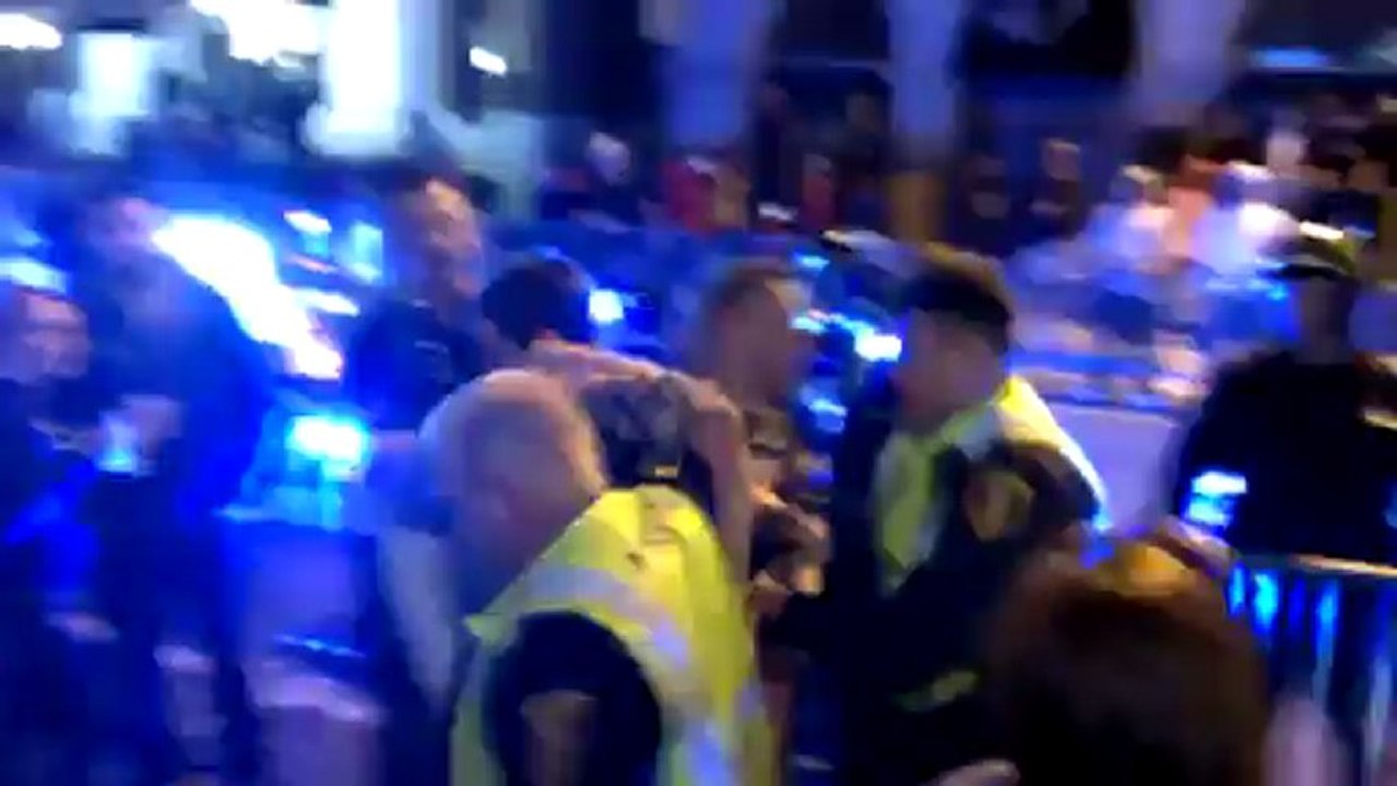 Homme frappe un policier à mardi gras