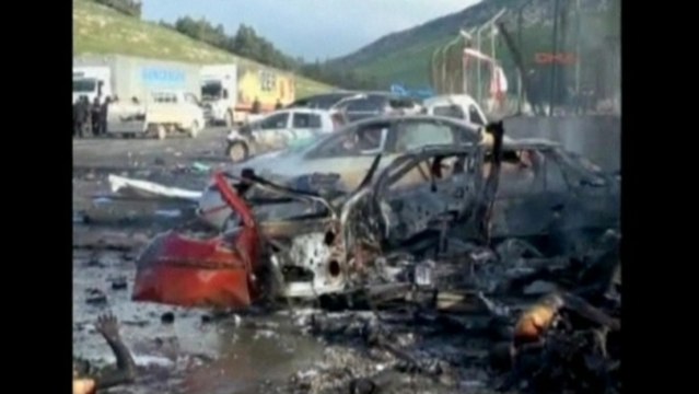 Bus blast kills at least 13 on Turkey-Syria border