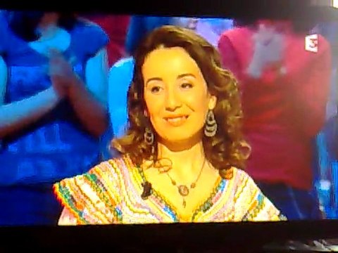 YASMINE CANDIDATE EN ROBE KABYLE A QUESTIONS POUR UN CHAMPION 16-Mars-2010