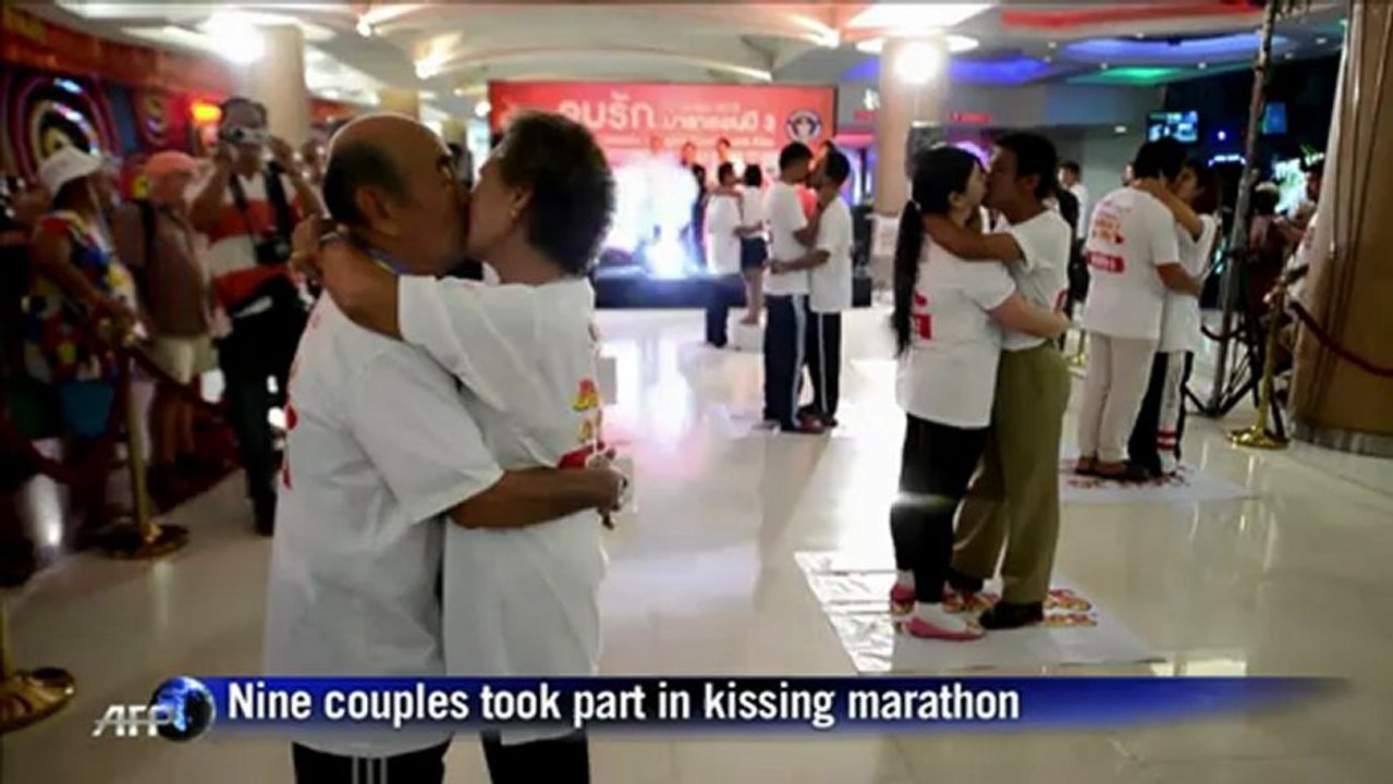 Thai couples try to break kissing record