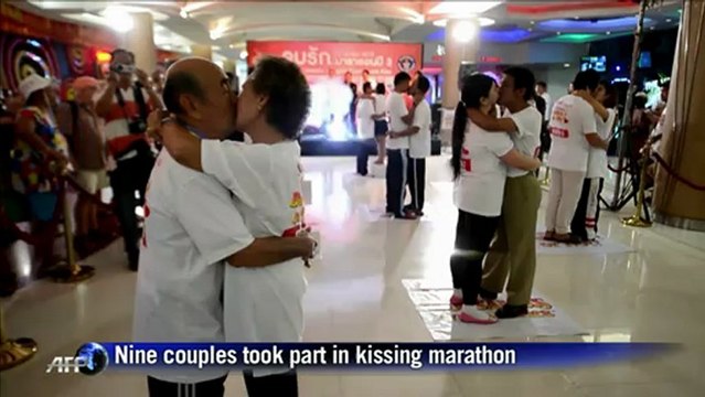 Thai couples try to break kissing record