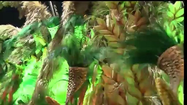 Escolas fecham desfiles na Sapucaí