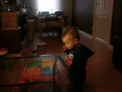 Sami joue avec ses cubes 11 Février 2013